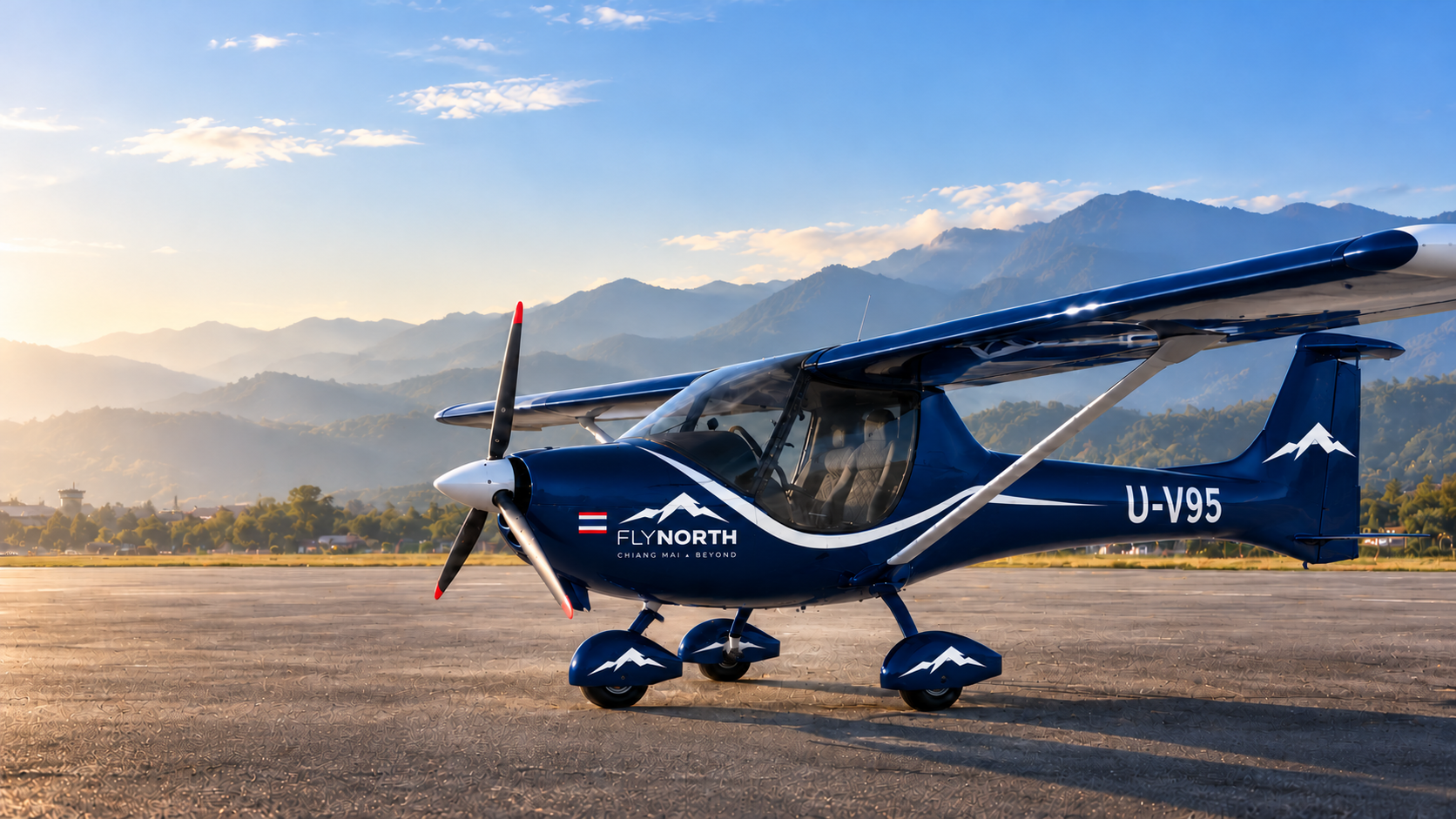 แนวคิด Allegro 2000 สีน้ำเงิน FLYNORTH บนลานบิน โดยมีภูเขาเชียงใหม่เป็นฉากหลัง